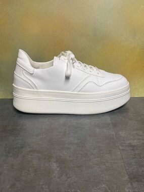Forever 21 Women’s 2” Platform White Leather Sneakers Size 10